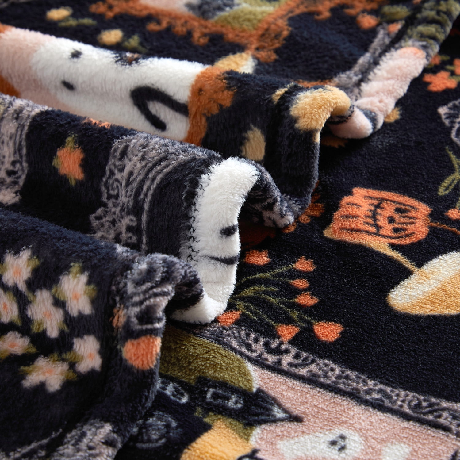 Way To Celebrate Halloween Ghosts Plush Oversized Couch Throw Blanket, Black, 50 x 72 in