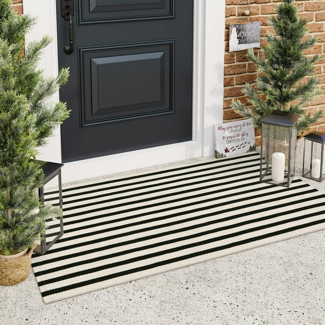 Alfombra de exterior LEEVAN de algodón a rayas blancas y negras de 60 x 110 cm