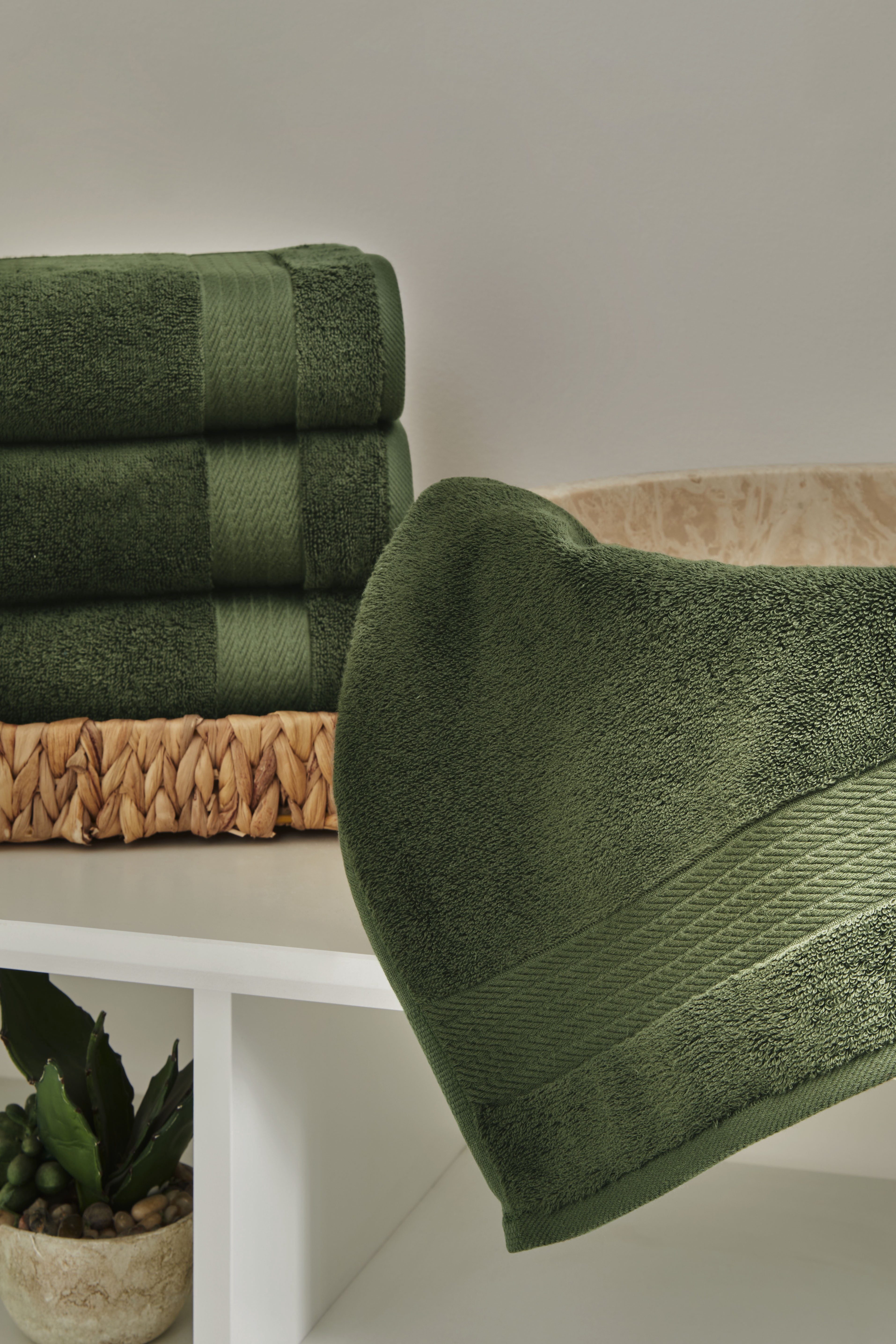 Ozdilek 4-Piece 16x30 Hand Towels  575 GSM – 100% Turkish Cotton, Luxury Soft Velour, Quick Dry & Absorbent, Fade-Resistant, Comfortable & High-Quality Cotton Towel (Fern Green)