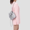 thumbnail image 1 of Mochila de moda para mujer, mochila de estudiante de PU con cordón, cadena de gran capacidad, correas ajustables para los hombros, mochila informal de Color sólido, 1 of 7