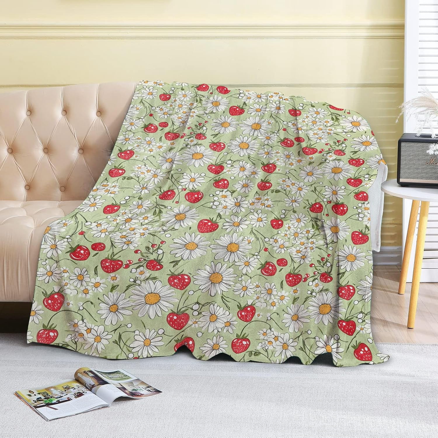 Cute Red Strawberry Fleece Blanket - 60x80in Daisy Green Throw Blankets,Soft Cozy Lightweight, Ideal for Living Room Home Spring Decor and Kids Women Girls Gifts