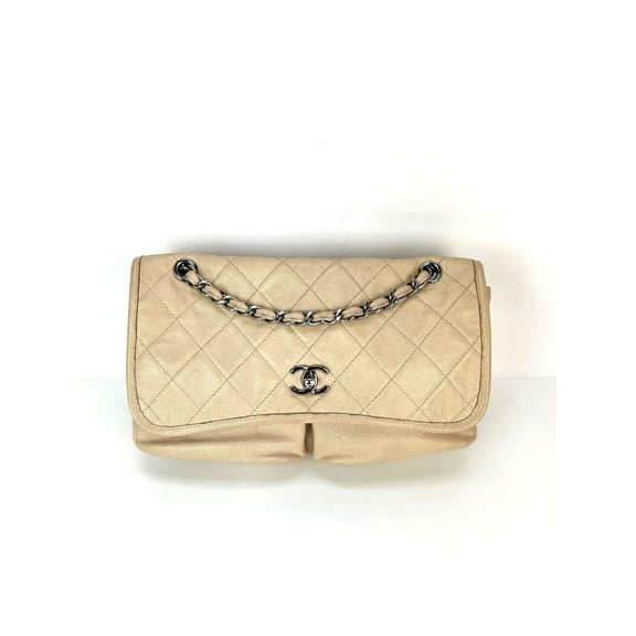 Pre-Owned Chanel Grained leather Medium Natural Beauty Beige Flap Bag