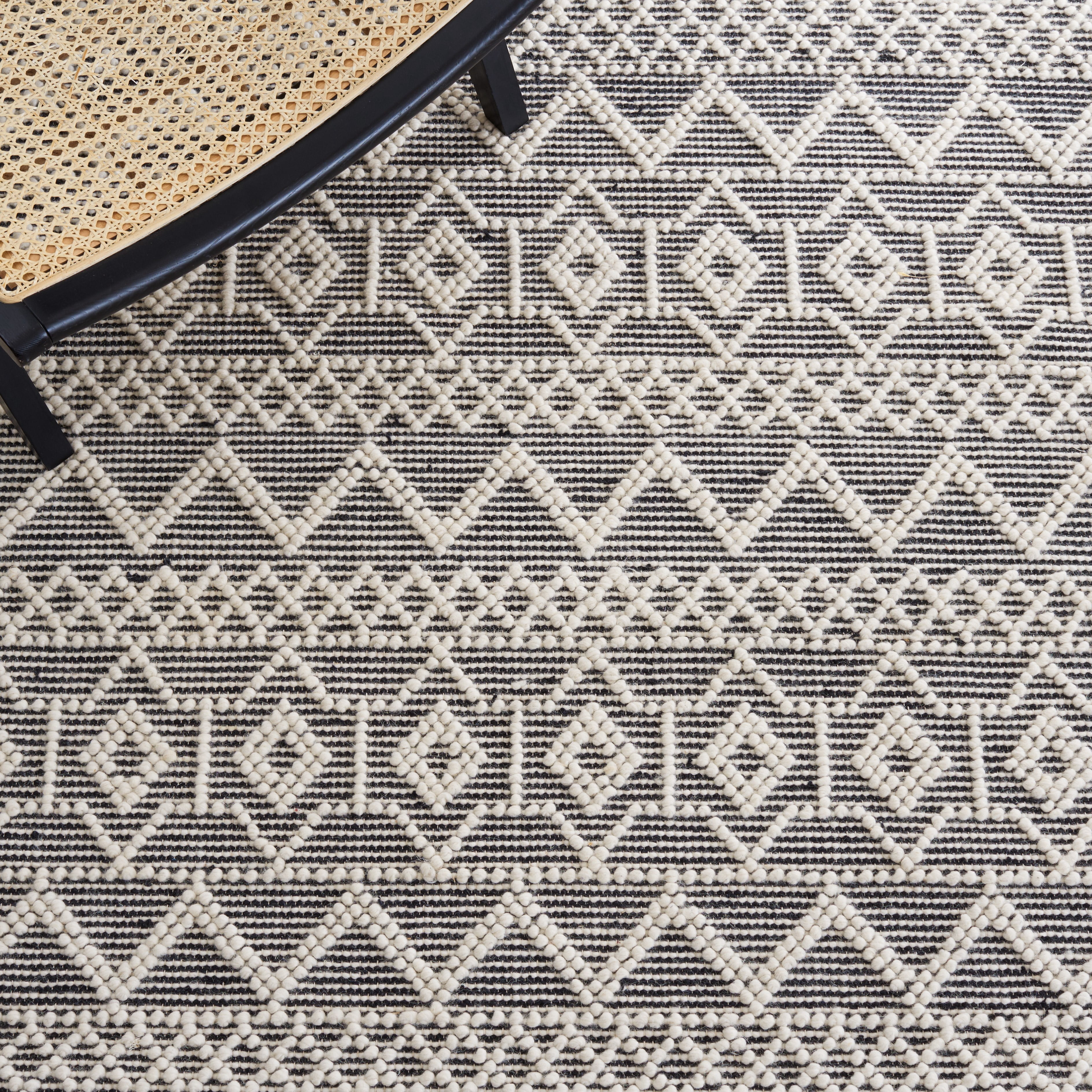 SAFAVIEH Natura Maralyn Southwestern Area Rug, Ivory/Black, 5' x 8'