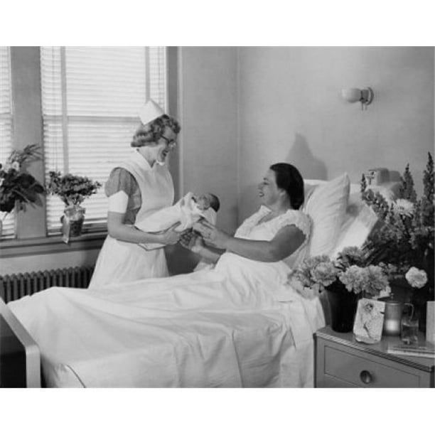 Posterazzi SAL2557966 Infirmière Donnant un Nouveau-Né à une Jeune Femme Couchée dans une Affiche de Lit d'Hôpital - 18 x 24 Po.