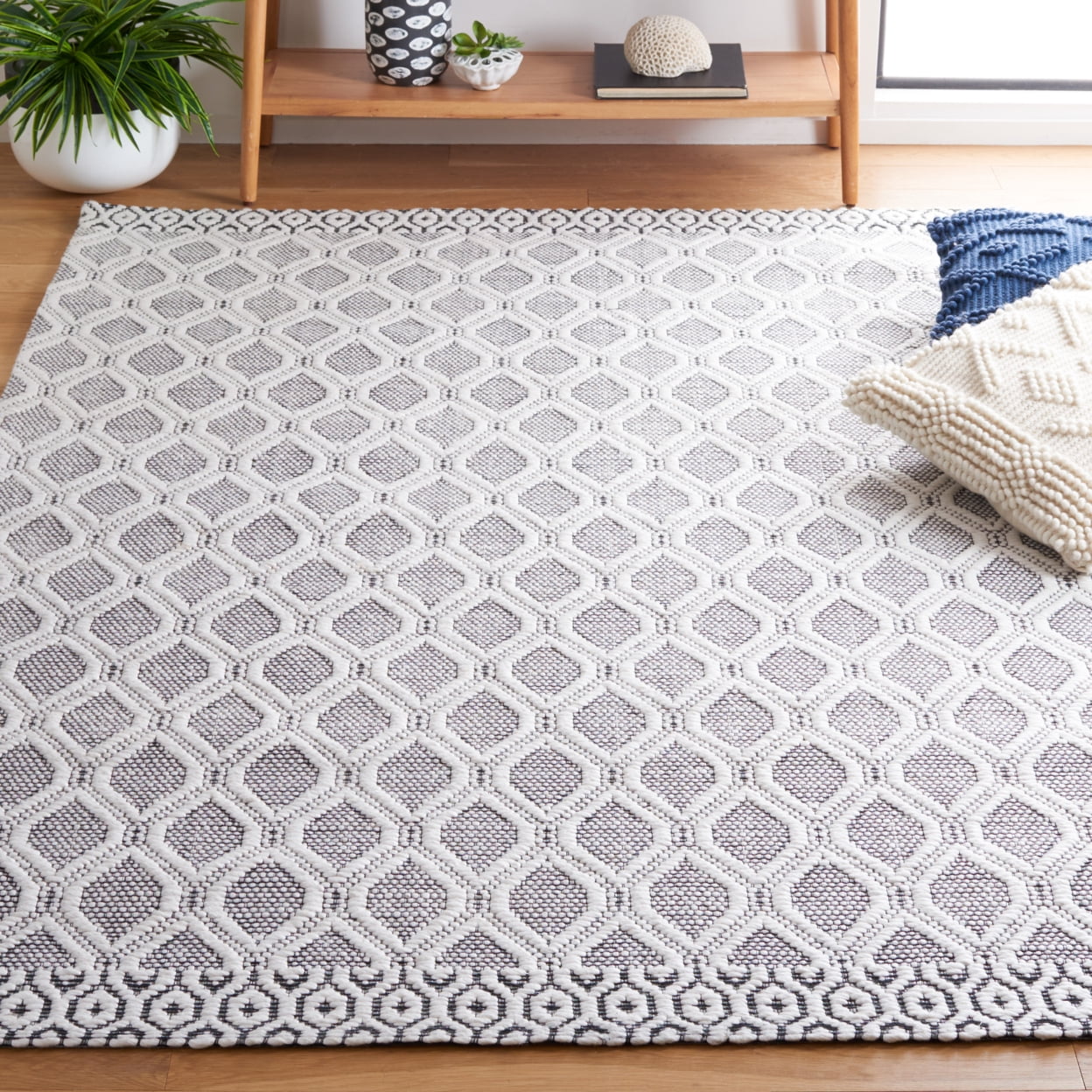 SAFAVIEH Marbella Byron Diamond Runner Rug, Ivory/Black, 2'3" x 8'