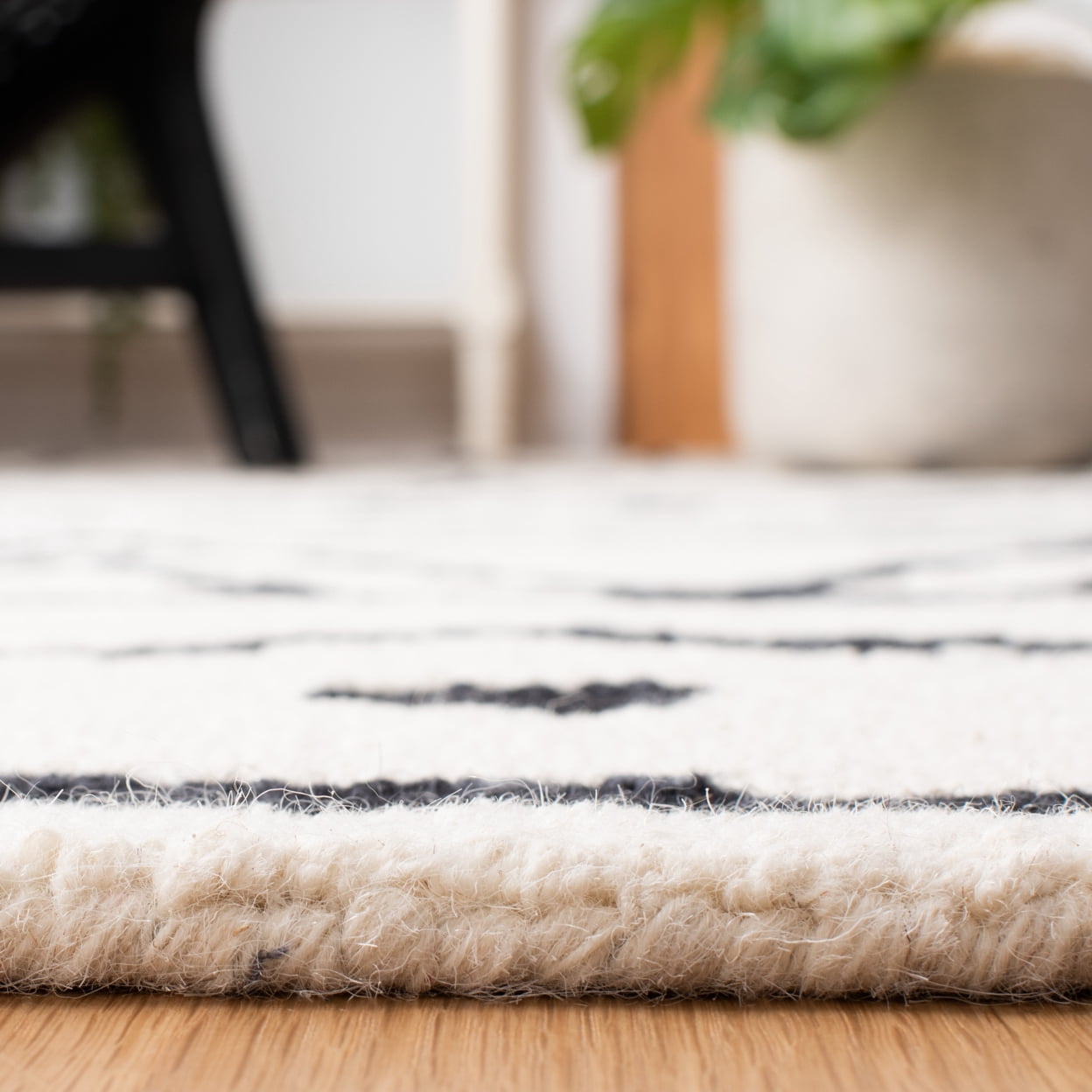 SAFAVIEH Metro Jarred Diamond Area Rug, Black/Ivory, 8' x 10'