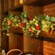 thumbnail image 5 of Guirnalda navideña preiluminada Yyuenw de 1,8 m con luces navideñas a pilas, con frutos rojos y hojas de eucalipto, ideal para decorar escaleras, chimeneas y puertas., 5 of 5