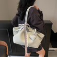 thumbnail image 4 of Bolso de mano de gran capacidad con estampado de lichi texturizado de alta calidad para mujer, nuevo estilo 2025, moderno, sencillo y versátil, bolso de un solo hombro debajo del brazo., 4 of 5