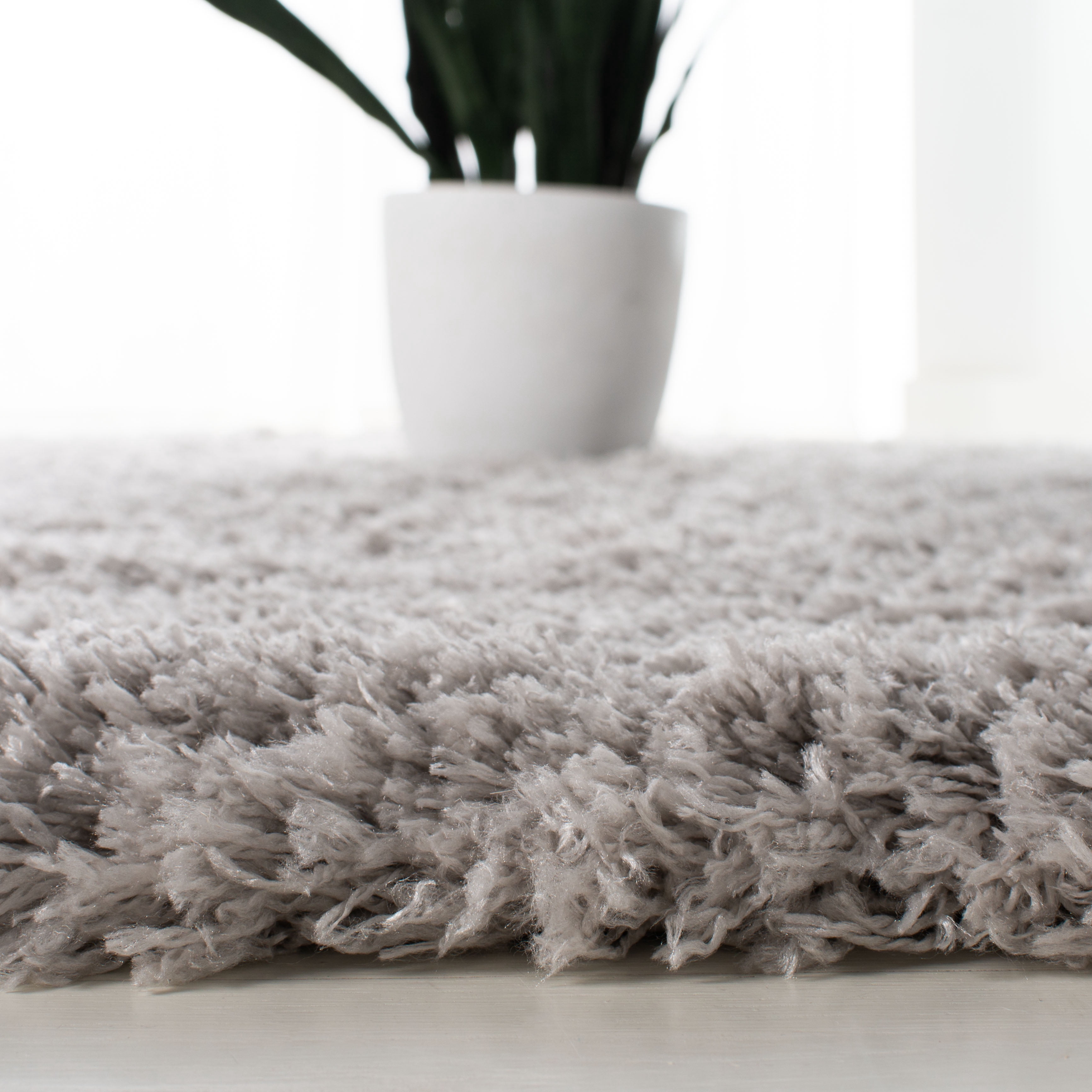 SAFAVIEH Polar Abbot Solid Shag Area Rug, Silver, 5'1" x 7'6"