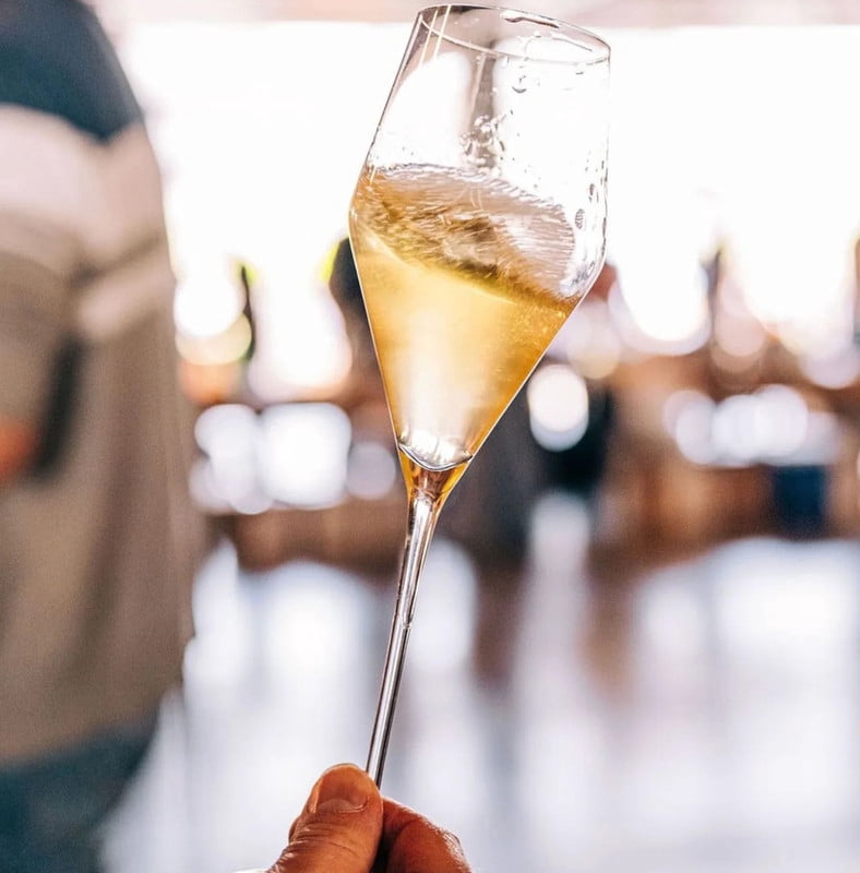 Set of 2 Ultra-Thin and Light Lead-Free Crystal Champagne Flutes, Hand-Blown Glass with Precision-Angled Curve, Perfect for Champagne, Prosecco, Sparkling Wine, Cava and Spumante