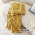thumbnail image 4 of Manta Bedsure Honey Fleece para sofá, 150 x 200 cm, 4 of 6
