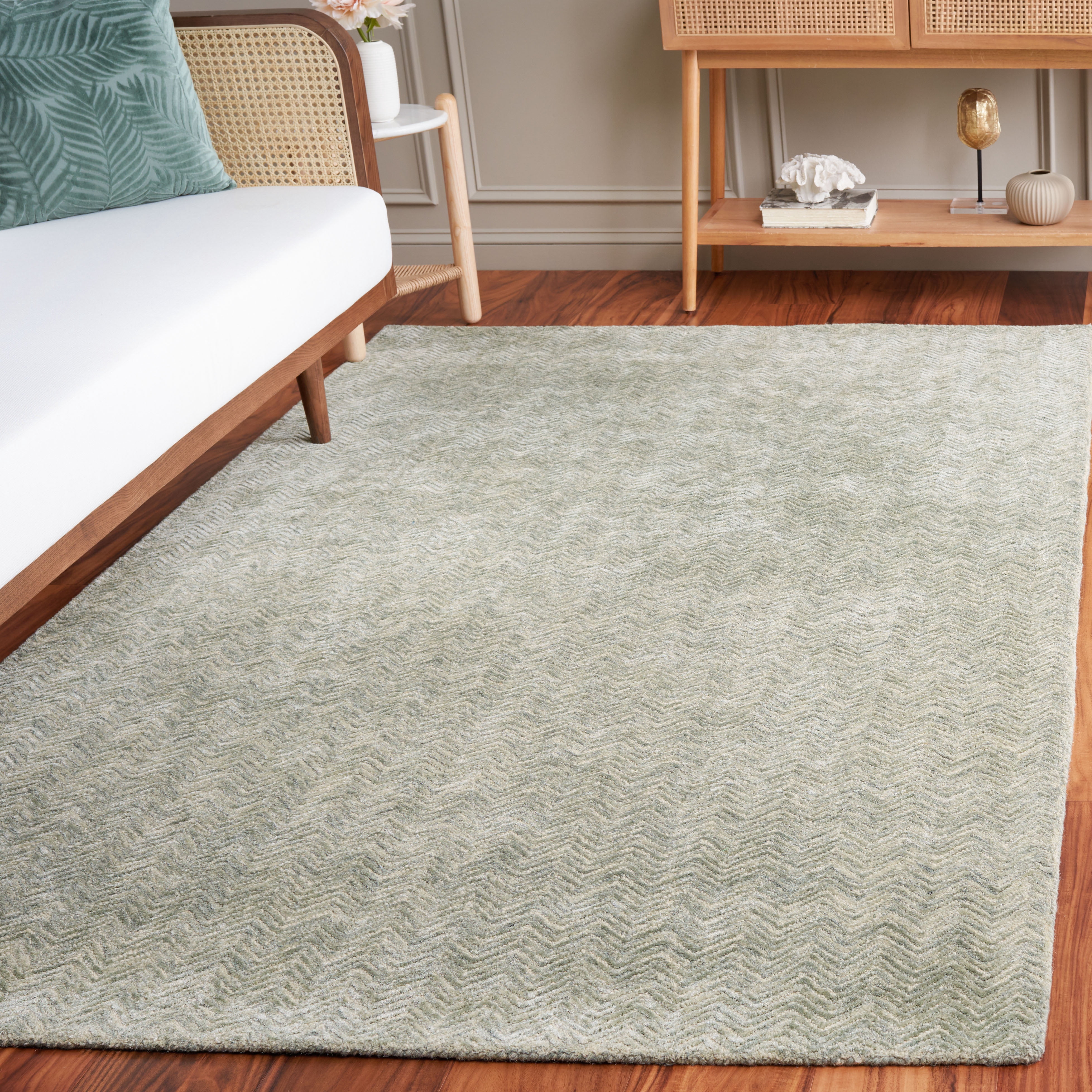 SAFAVIEH Glamour Flanagan Wavy Striped Area Rug, Green/Ivory, 4' x 6'