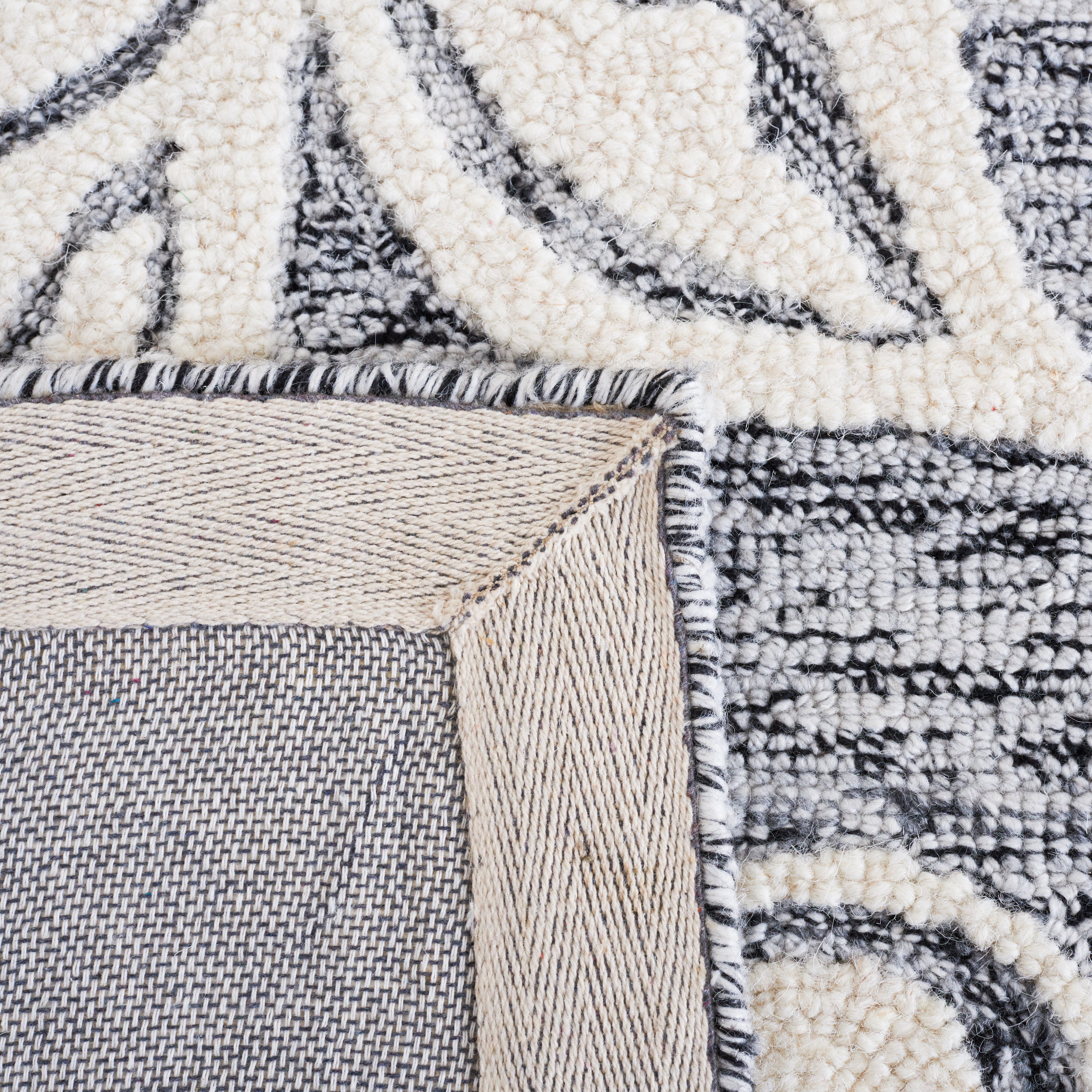 SAFAVIEH Jardin Isidor Floral Area Rug, Black/Ivory, 6' x 9'