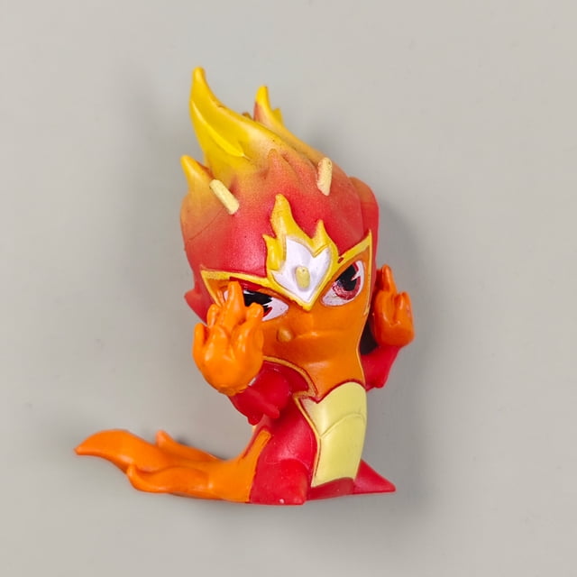 slugterra slugs infurnus burpy goon doc magical beast monster kawaii lindo anime figura modelo colección juguete regalo para niños adultos Vista frontal centrada de figura coleccionable de PVC (3.5–4.5 cm) con pintura roja, naranja y amarilla formando llamas, cola curvada, máscara blanca con detalles dorados, ojos grandes pintados y manos levantadas; sin embalaje visible, adecuada para exhibir en estantería pequeña o en colecciones.