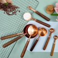 thumbnail image 4 of Juego de 8 tazas y cucharas medidoras, mango de madera, acero inoxidable de primera calidad, acabado pulido en oro rosa, taza medidora de líquidos y secos, para cocinar y hornear, 4 of 5