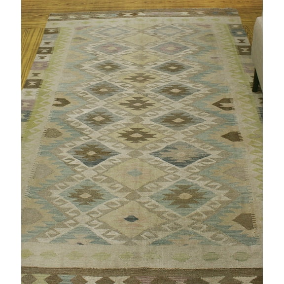 Winchester Maha Ivory/Blue Rug, 5'4" x 7'11"