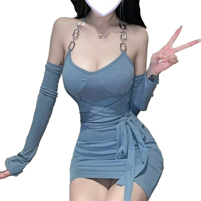 Vestido ajustado con eslabones de cadena azul, escote halter, mini, mangas en los brazos, cinturón en la cintura, sin espalda y estilo sin tirantes