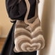 thumbnail image 4 of Bolso de mano de punto con diseño de corazón y masa trenzada para mujer, de lana tejida, cálido para el invierno, para hombro, 4 of 6