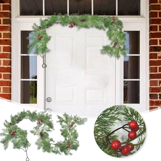 Couronne des Fêtes d'Hiver avec Baies Vertes et Rouges pour des Décorations Élégantes de Manteau de Foyer