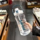 thumbnail image 5 of Botella deportiva de gran capacidad de 2000 ml | Jarra de agua de plástico resistente al calor para fitness con tapa antigoteo y asa ergonómica | Vaso portátil para gimnasio, viajes y oficina, 5 of 5