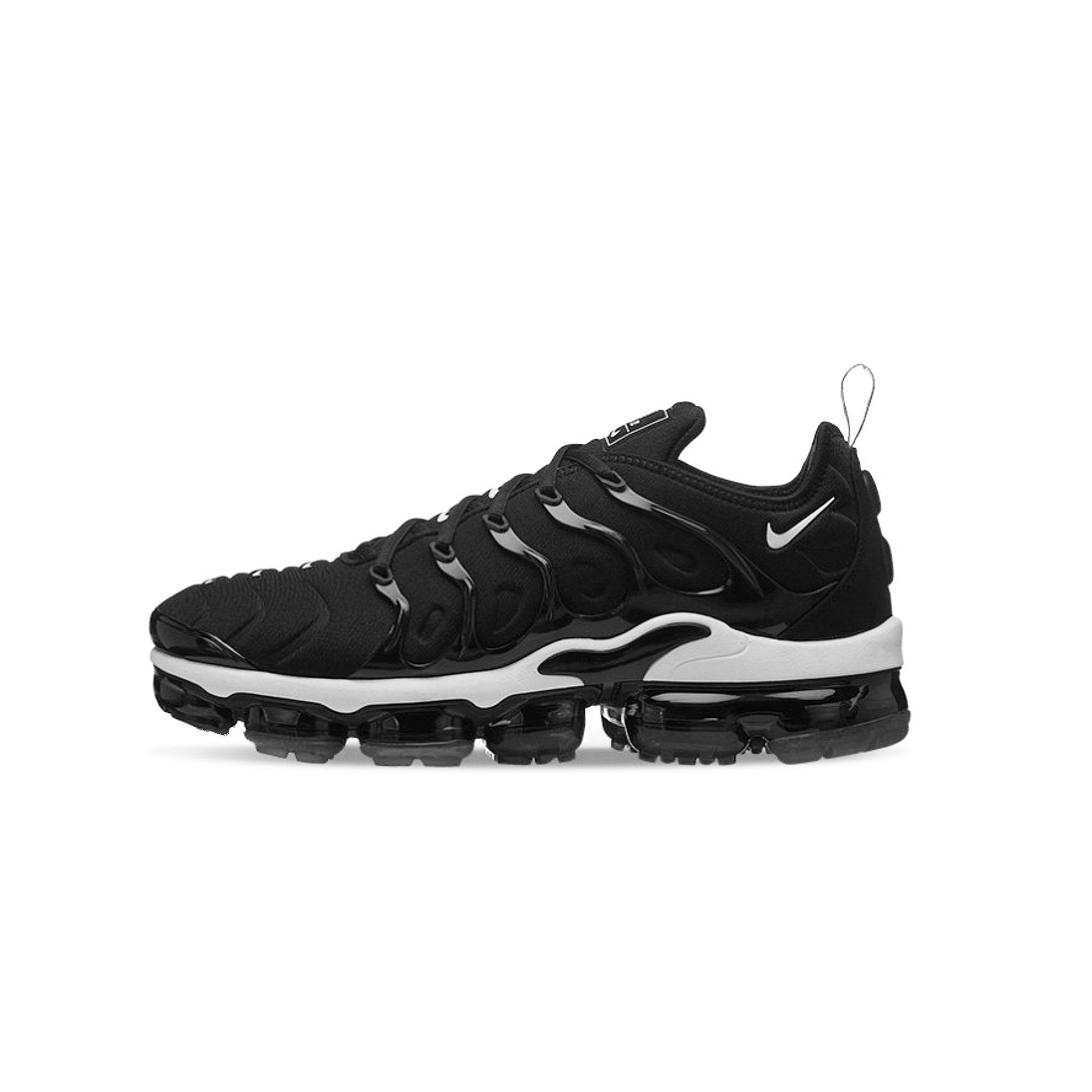 black & white vapormax plus