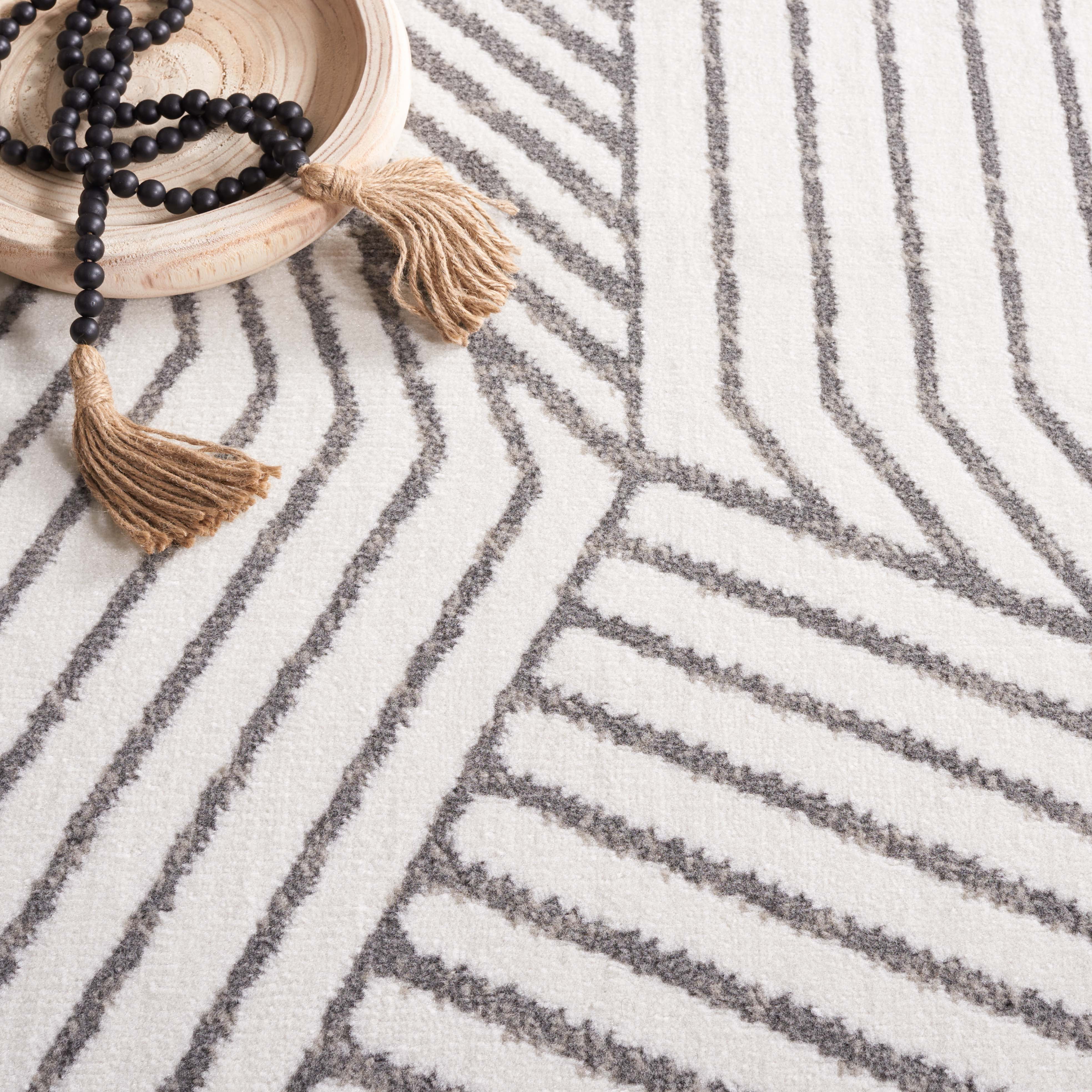 SAFAVIEH Pyramid Hunter Geometric Area Rug, Ivory/Gray, 8' x 10'