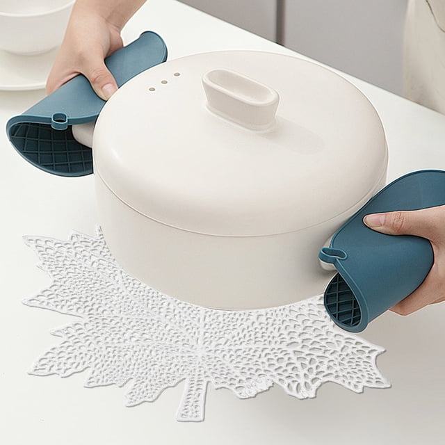 YIMWNYI Hollow PVC Maple Leaf Placemat, Oil Proof Insulation Pad for Dining, Decorative Table Accessory, Easy to Clean and Maintain, Versatile Tabletop Protection