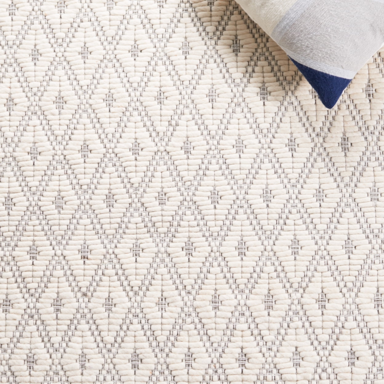 SAFAVIEH Marbella Ema Geometric Runner Rug, Ivory/Black, 2'3" x 8'