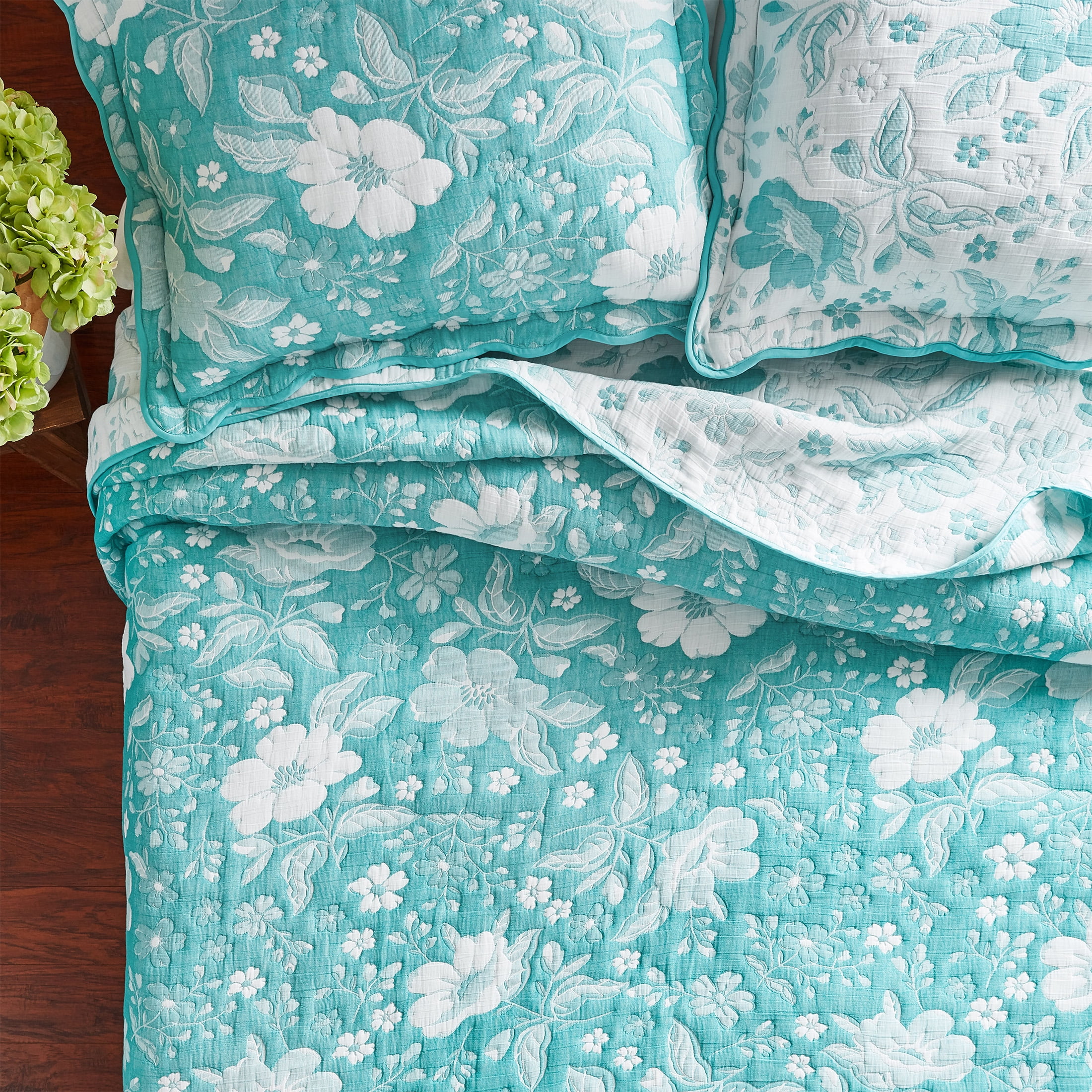 The Pioneer Woman Evie Matelassé Quilt, Full/Queen