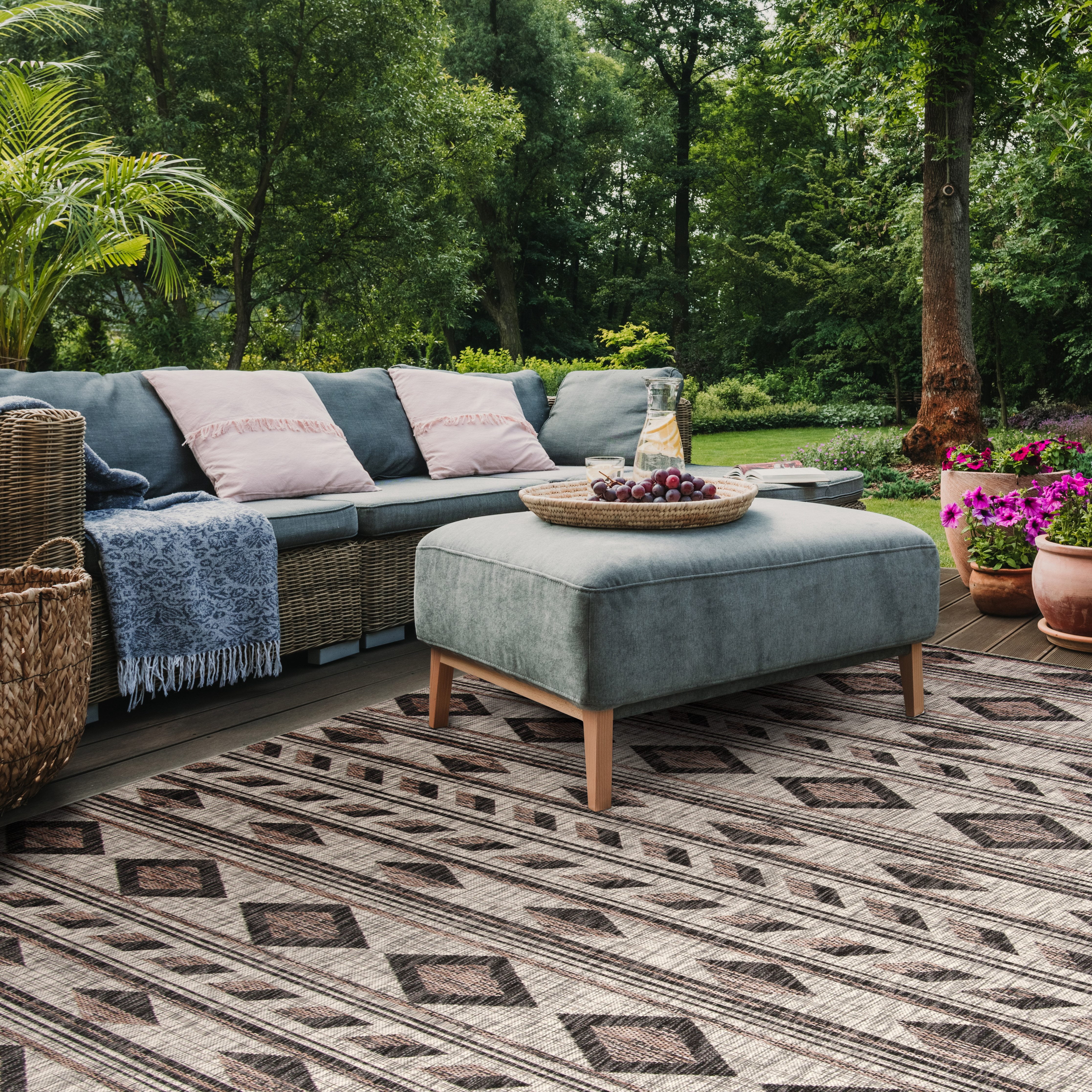 Safavieh Courtyard Allycia Geometric Indoor/Outdoor Area Rug, Gray/Black, 6'7" x 6'7" Square