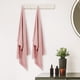 thumbnail image 4 of Toallas de baño suaves de algodón tejido en 2 paquetes, altamente absorbentes y ligeras para el baño, color rosa 28' x 56', 4 of 7