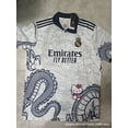 thumbnail image 1 of Camiseta de fútbol de manga corta informal para exteriores del Real Madrid de Inglaterra con diseño de dragón blanco HaloKitt estilo dragón Hello Kitty, 1 of 5