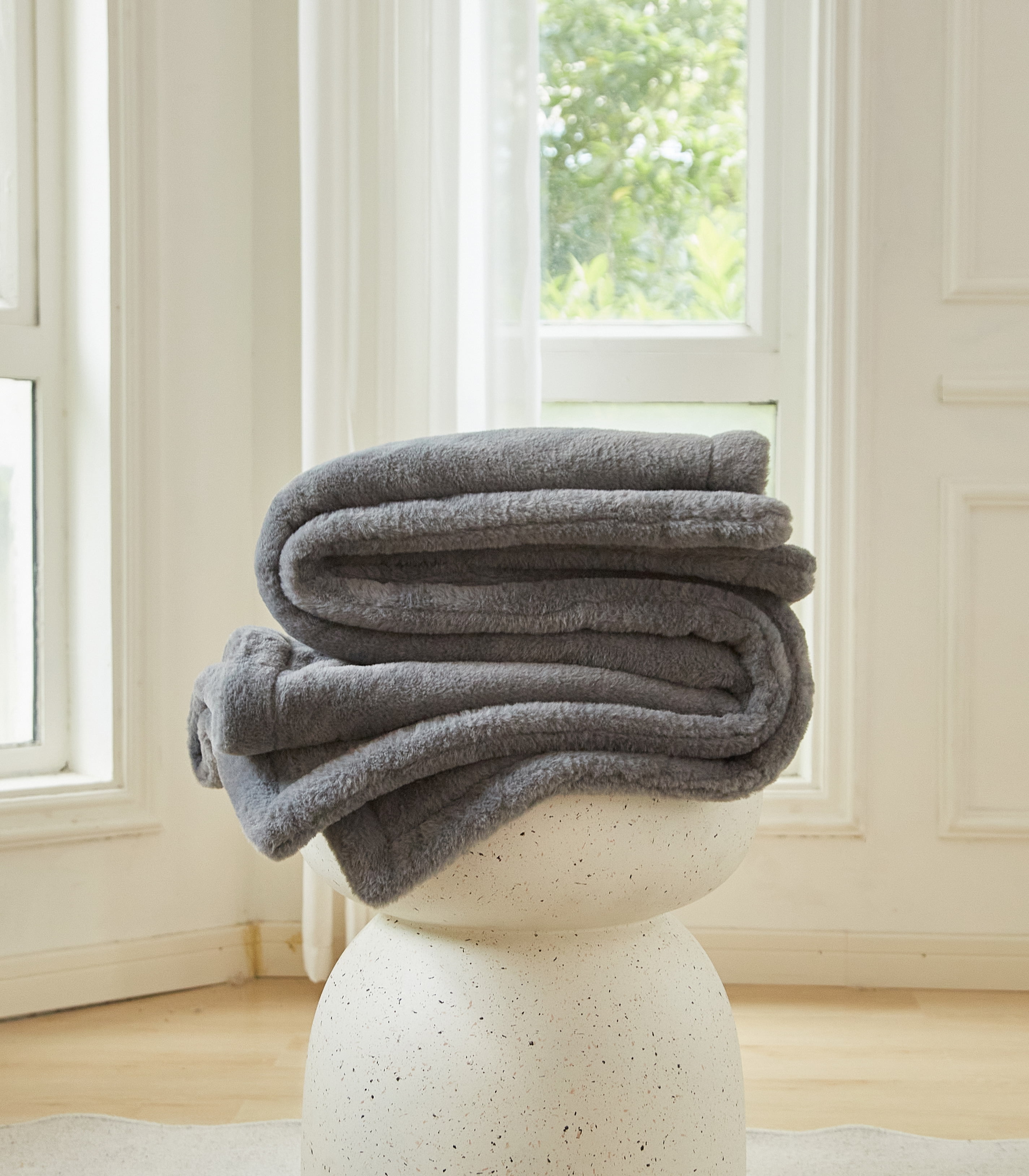Better Homes & Gardens Cuddle Faux Fur Throw Blanket, 50 in x 72 in, Grey