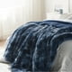 thumbnail image 5 of Manta Bedsure Fuzzy Sherpa de piel sintética, tamaño doble, azul marino, 5 of 6