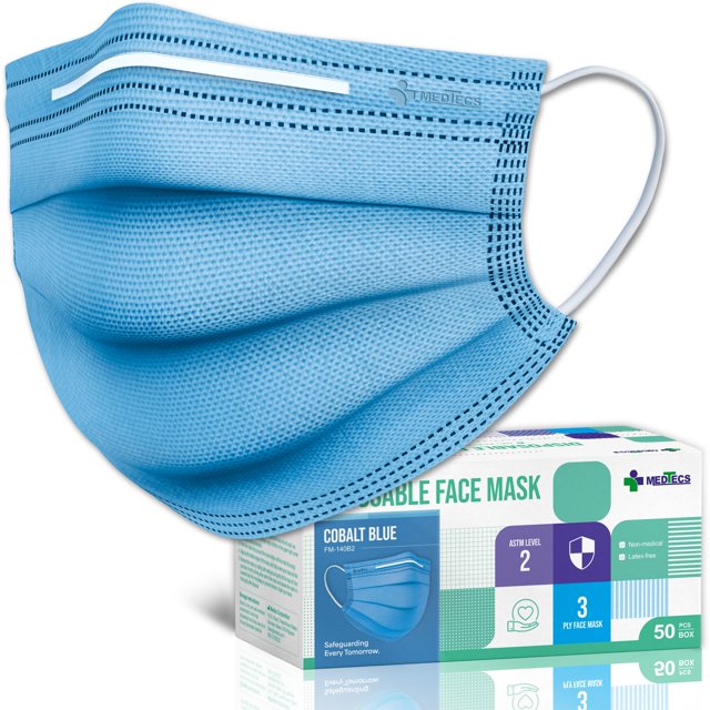 mascarilla facial medtecs desechable astm nivel 1, 3 capas, 50/2000 unidades mascarilla azul desechable de 3 capas en vista frontal ligeramente en ángulo que muestra pliegues horizontales, clip nasal ajustable y cintas elásticas blancas para las orejas; caja Medtecs de 50 unidades visible al fondo. Adecuada para uso diario y entornos de atención médica; también suele usarse como protección durante viajes y compras.