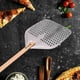 thumbnail image 5 of Pala para pizza perforada de calidad profesional, corteza crujiente antiadherente de aluminio, 12 x 15 pulgadas, aluminio anodizado, construcción con remaches, evaporación del exceso de harina, mango, 5 of 5