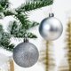 thumbnail image 5 of Esfera navideña plateada de 4cm - Juego de 34 adornos para árbol de Navidad en plástico de poliestireno, decoración festiva brillante, 5 of 6