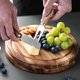 thumbnail image 5 of Tabla de quesos giratoria de madera | Bandeja para servir embutidos con 4 cuchillos de acero inoxidable | Bandeja redonda de madera para quesos de 24 cm con compartimento oculto | Regalo ideal para, 5 of 7