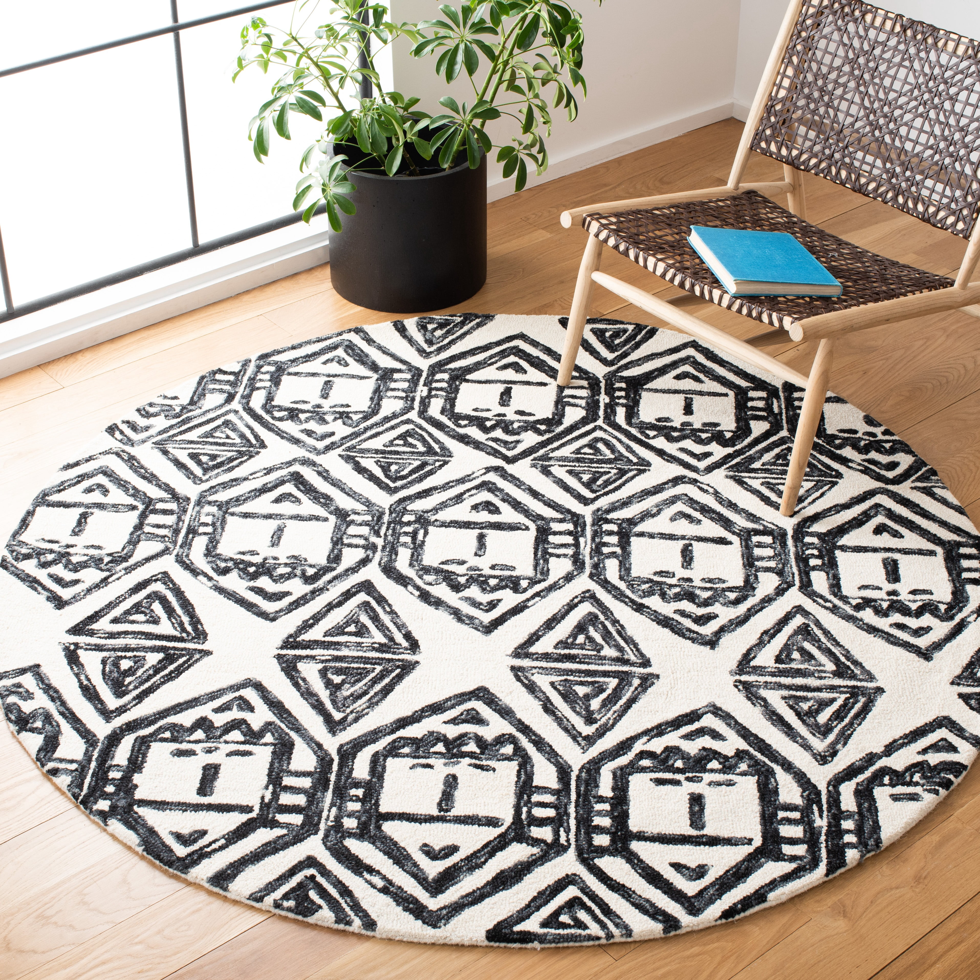 SAFAVIEH Metro Peronel Diamond Area Rug, Black/Ivory, 6' x 6' Round
