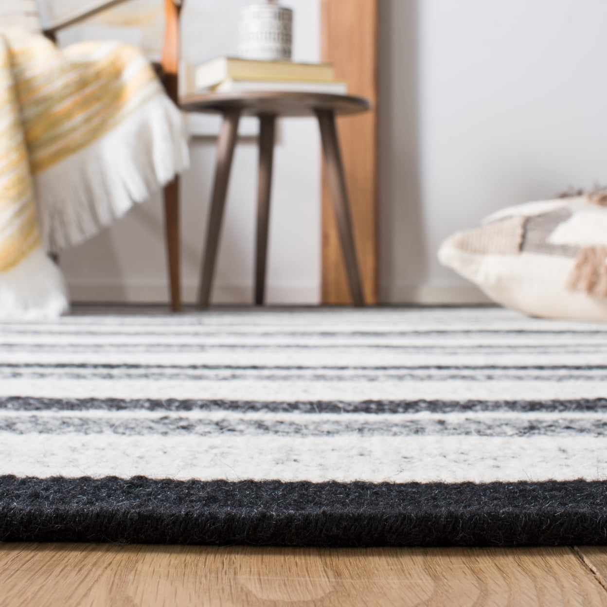 SAFAVIEH Kilim Carlie Striped Area Rug, Black/Ivory, 5' x 8'