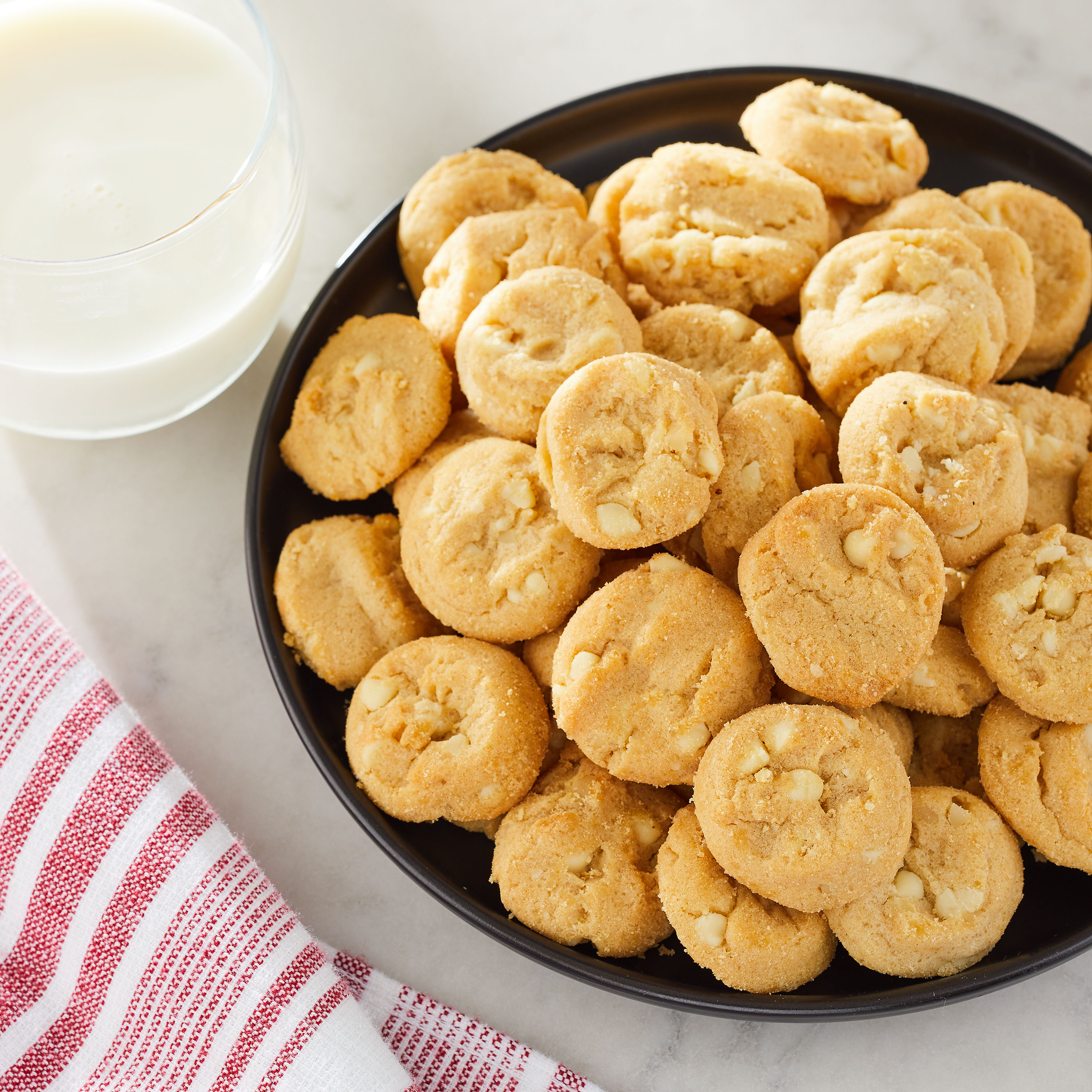 Marketside Bite Sized White Chocolate Macadamia Nut Cookies 12 Oz 48 Count