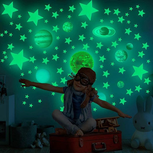 Pegatinas de pared de estrellas que brillan en la oscuridad para el techo, 525 unidades, autoadhesivas y extraíbles con planetas, estrellas y luna para niñas y niños.