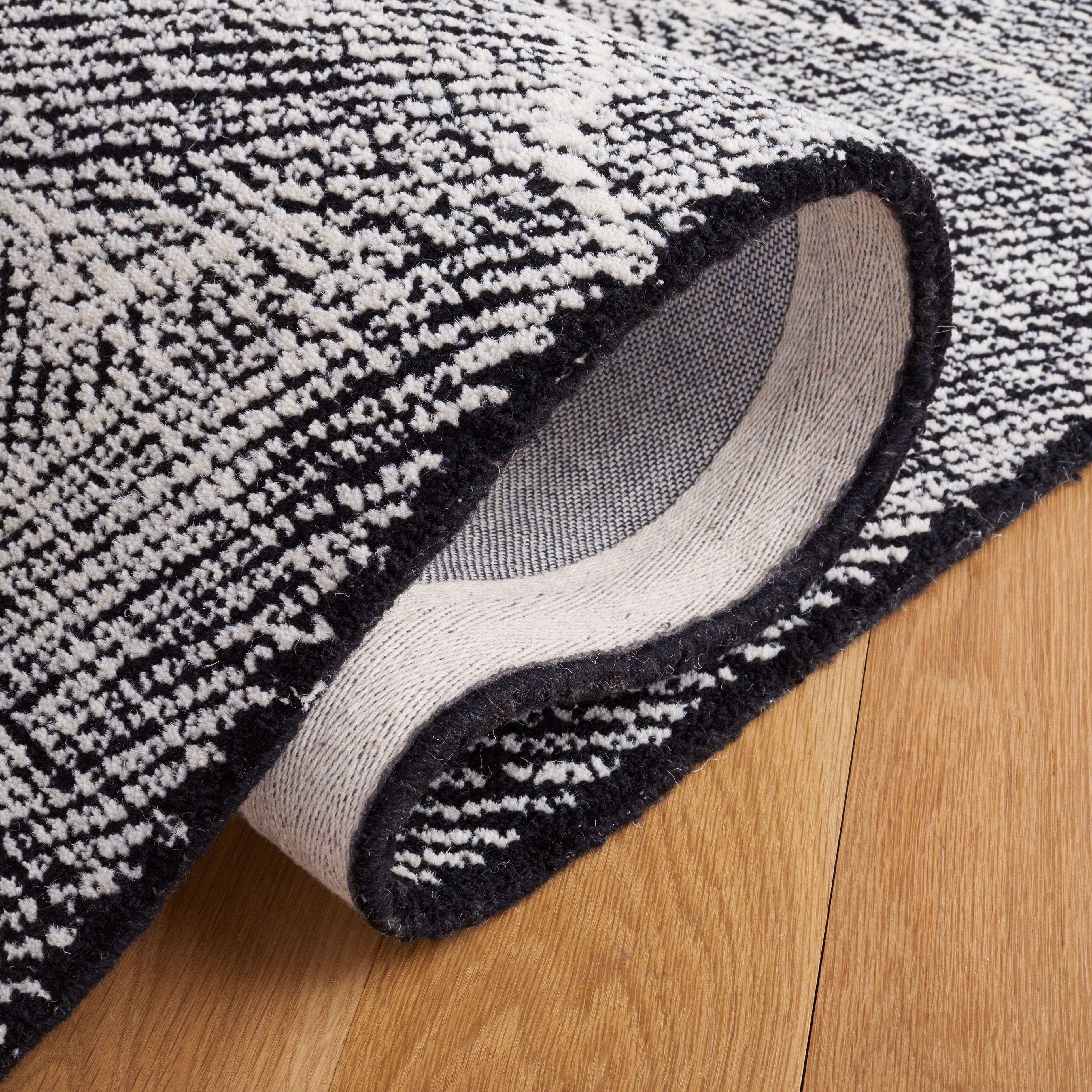 Safavieh Metro Patricia Distressed Area Rug, Black/Ivory, 6' x 6' Square
