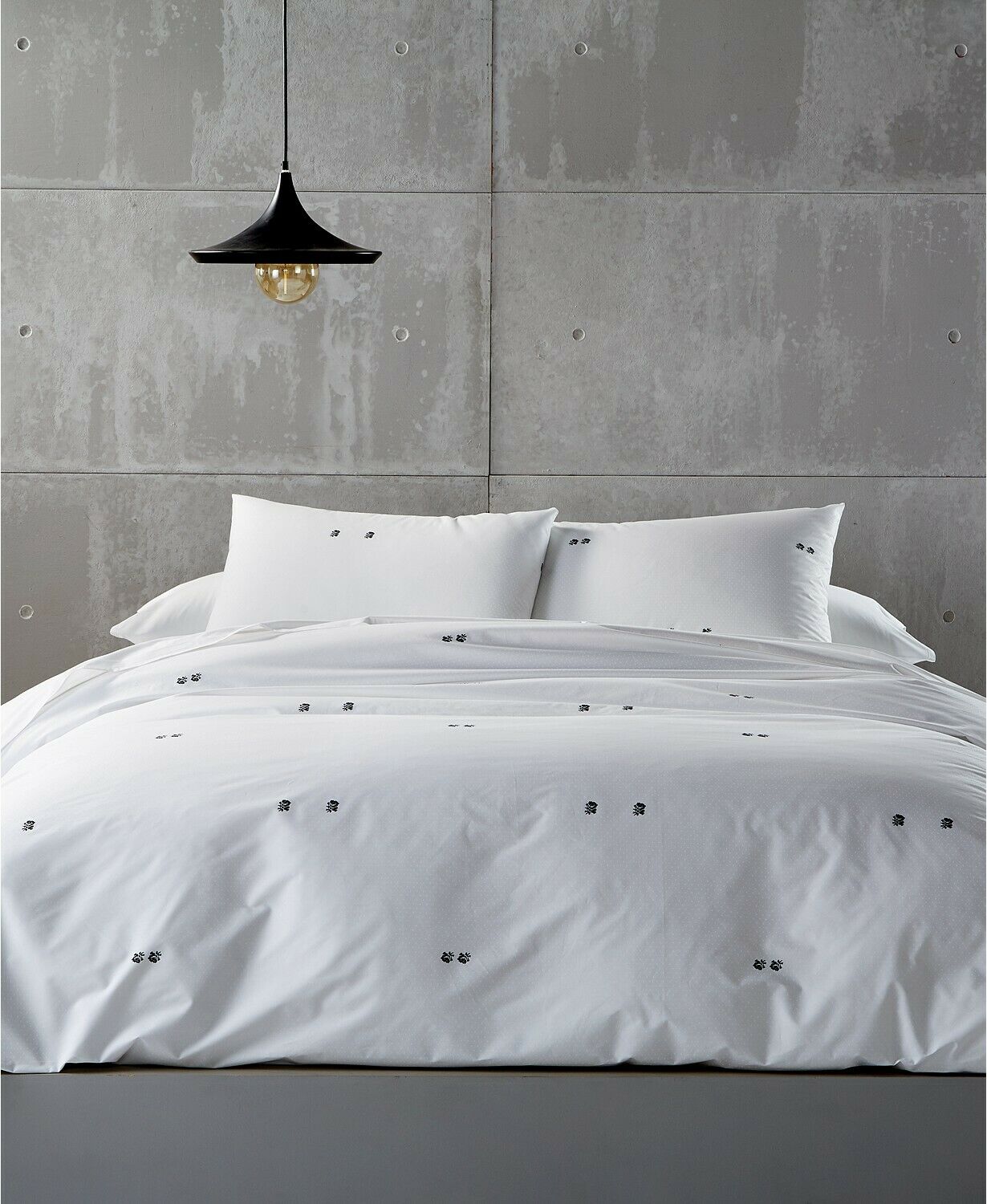 Calvin Klein Clone Floral Dot 100% Combed Cotton Comforter - QUEEN - White Black - image 1 of 4