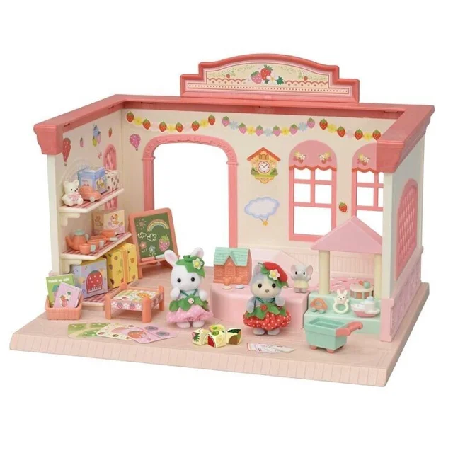 familia del bosque bebé familia fresa travestismo bebé muñeca restaurante fresa vestir modelo decoración regalo juguetes — diorama frontal 3/4 de restaurante en rosa y crema con motivos de fresa; dos figuras Forest Family con vestidos de fresa, estantería, mostrador, mesa y accesorios de cocina en miniatura sobre base texturizada. Material PVC, primera edición, paquete original incluido, recomendado 14+ años; también suele usarse como pieza decorativa de colección para estantes o vitrinas.