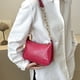 thumbnail image 4 of Bolso bandolera de piel sintética con cadena y estampado de cocodrilo estilo retro francés, color rojo rosa, 4 of 5