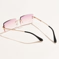 thumbnail image 3 of Gafas de sol sin montura Sunnimix Lente Rosa Patas Doradas, 3 of 8