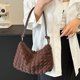 thumbnail image 4 of Bolso de hombro con entramado de diamantes de color puro, sencillo e informal para mujer, nueva tendencia de primavera, bolso cruzado de gran capacidad, 4 of 5