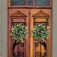 thumbnail image 3 of Combinación de corona de plantas de simulación para colgar en la puerta y la ventana del hogar con tablero de madera y gancho de cuerda de cáñamo, 3 of 5