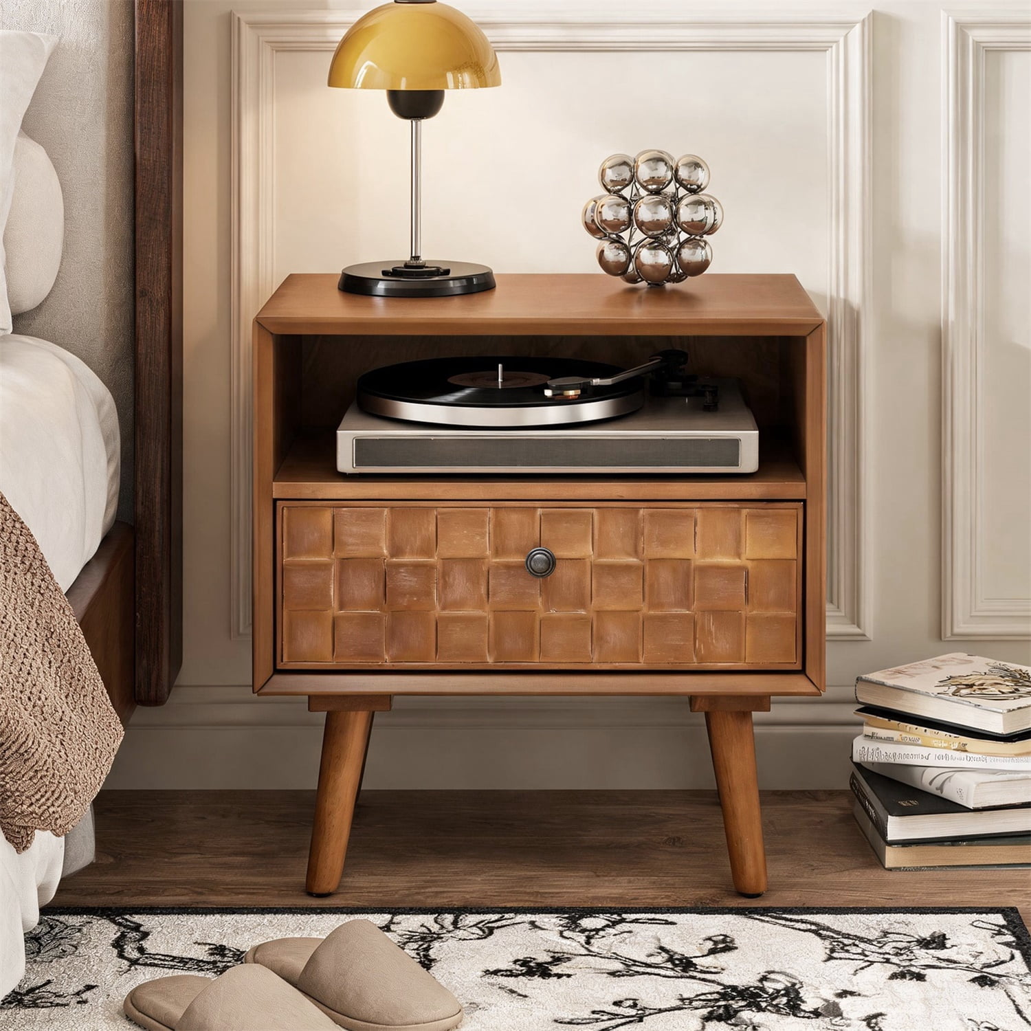 Hommoo 22" Mid-Century Modern Wooden Nightstand with Geometric Carved Drawer Front, Open Shelf & Spacious Drawer, Compact Bedside Table for Bedrooms, Apartments & Dorms, Golden Oak